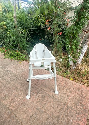 Beyaz ve Gri Bebek Mama Sandalyesi