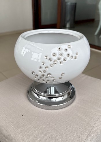 Beyaz Yuvarlak Metal Detaylı Vazo - Görsel 2