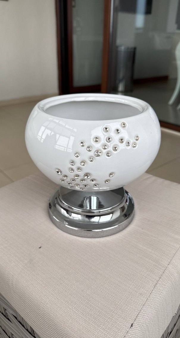 Beyaz Yuvarlak Metal Detaylı Vazo - Görsel 2