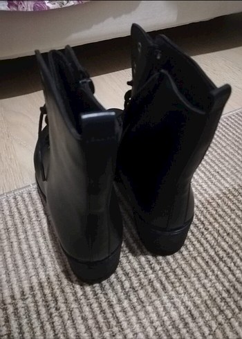 LC Waikiki Siyah Deri Gotik Kadın Bot