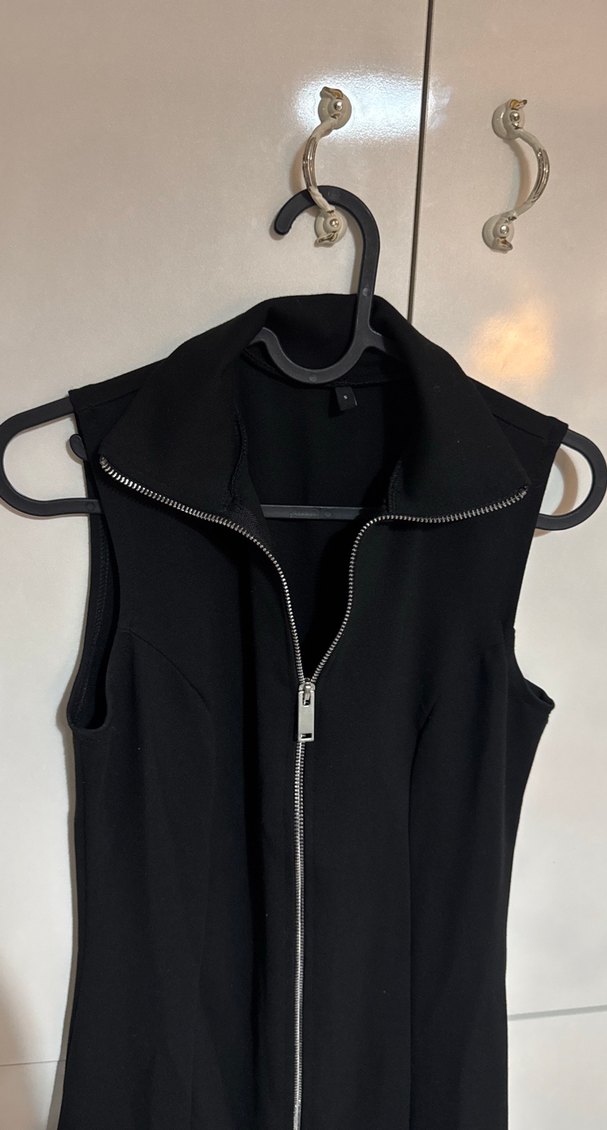 Siyah Yüksek Yakalı Fermuarlı Önü Kısa Uzun Elbise - Görsel 3