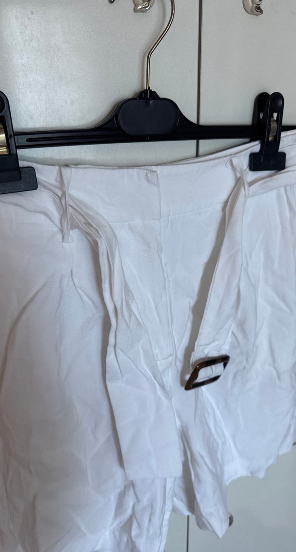 Kadın Beyaz Kemerli Keten Yüksek Bel Şort - Görsel 2