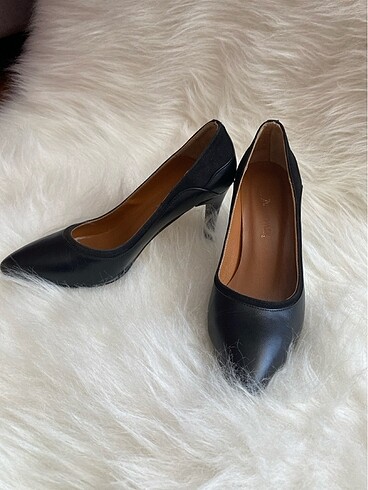 Yeni deri stiletto
