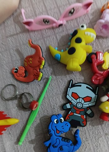 Renkli Çeşitli Oyuncak Figürler ve Aksesuarlar - Görsel 4