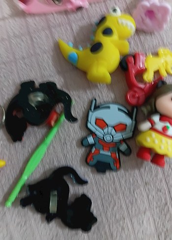 Renkli Çeşitli Oyuncak Figürler ve Aksesuarlar - Görsel 5