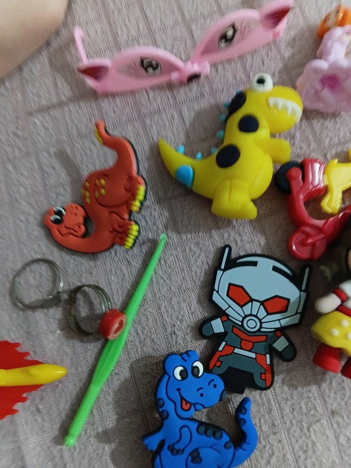 Renkli Çeşitli Oyuncak Figürler ve Aksesuarlar - Görsel 4