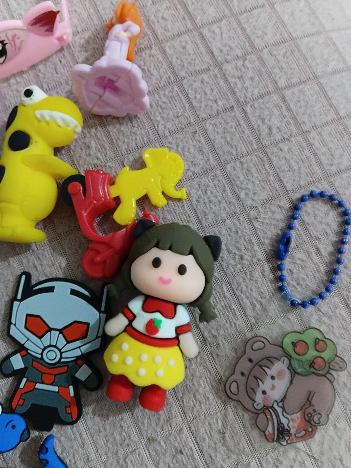 Renkli Çeşitli Oyuncak Figürler ve Aksesuarlar - Görsel 3