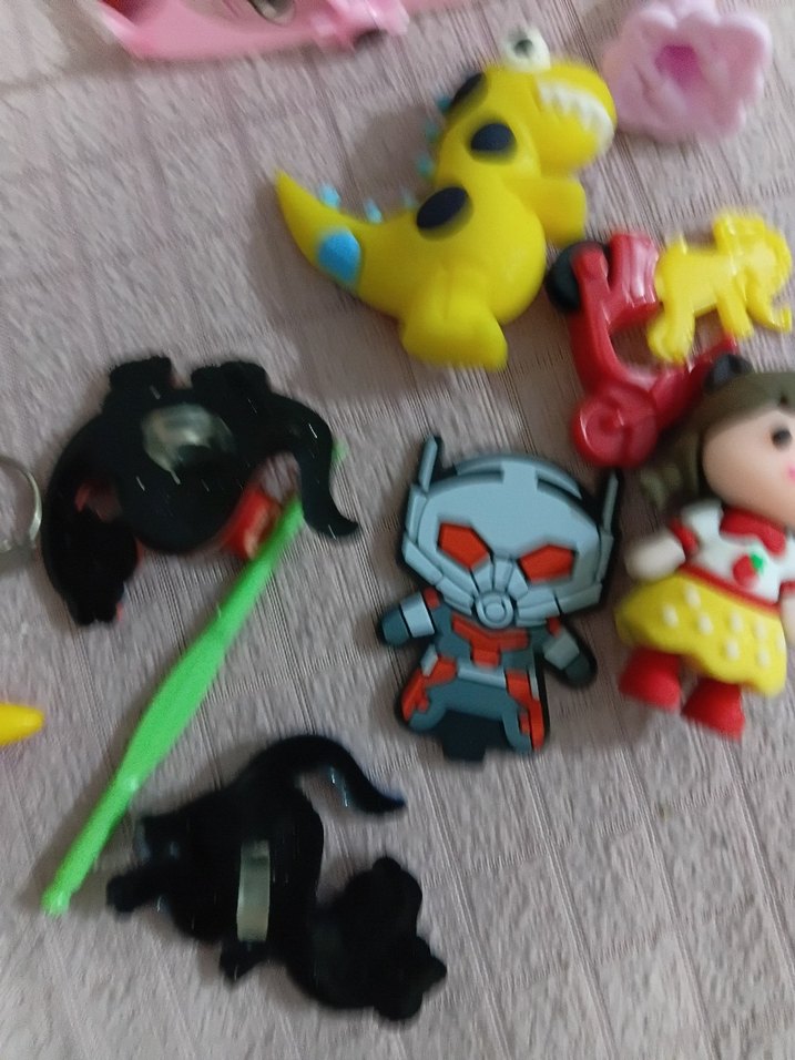 Renkli Çeşitli Oyuncak Figürler ve Aksesuarlar - Görsel 5