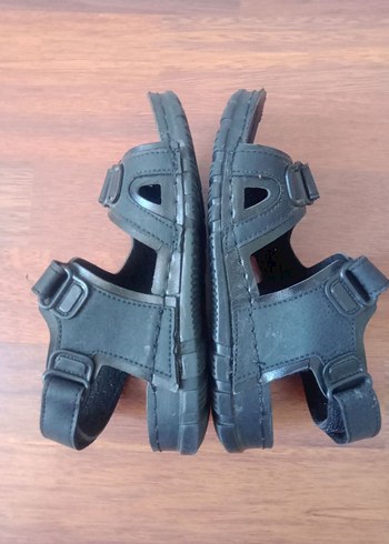 33 Beden Erkek Çocuk Siyah Tokalı Sandalet