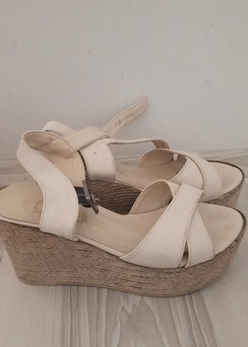 Beyaz Dolgu Topuklu Tokalı Kadın Sandalet - Görsel 2