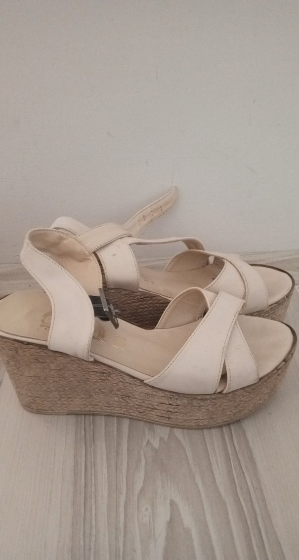 Beyaz Dolgu Topuklu Tokalı Kadın Sandalet - Görsel 2