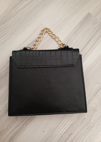 Zincir Detaylı Siyah Deri Yılan Desenli Çanta - Görsel 2