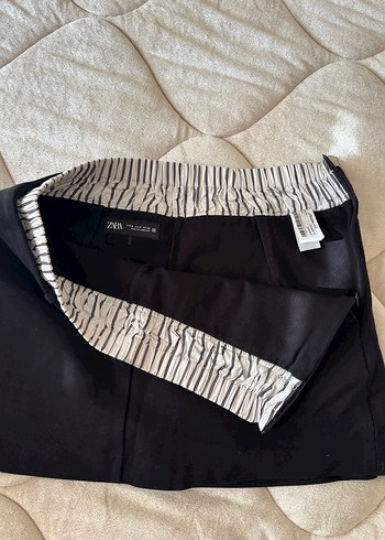 Zara Kemer Detaylı Siyah Mini Etek