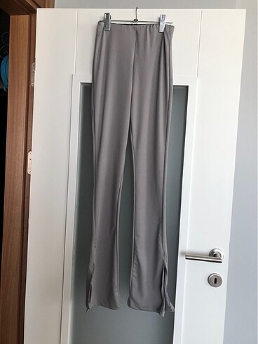 Yırtmaçlı pantolon