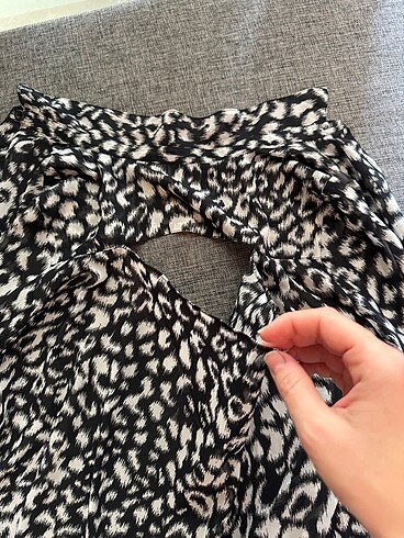 Batik Leopar Desenli Sırt Dekolteli Gömlek