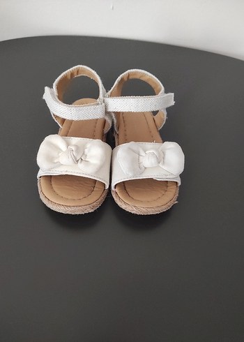 Kız Çocuk Beyaz Fiyonk Detaylı Sandalet
