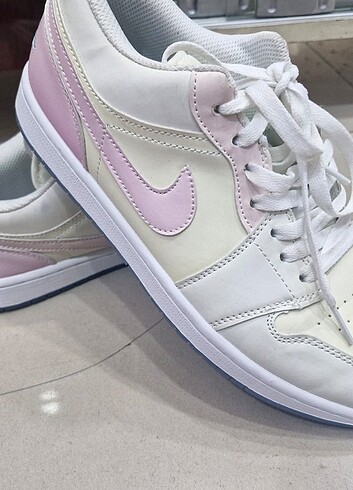 Nike air jordan low serisi güneşte renk değiştiriyor 