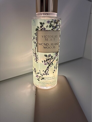 Beden victoria?s secret wonderland woods