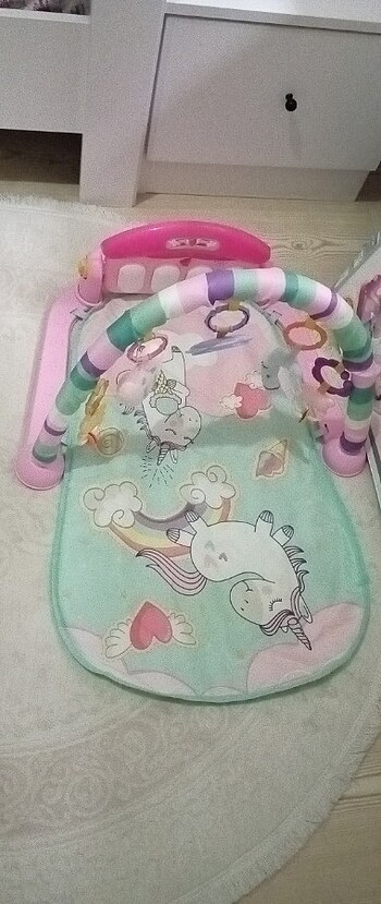 Piyanolu unicorn oyun halısı
