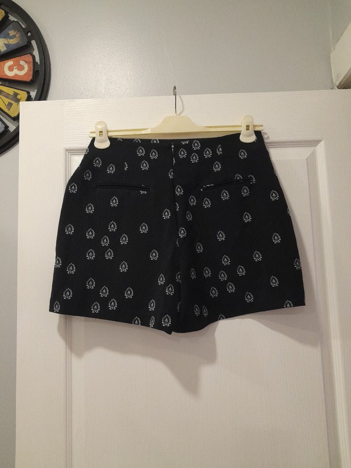 Kemerli Siyah Batik Desenli Mini Şort - Görsel 3