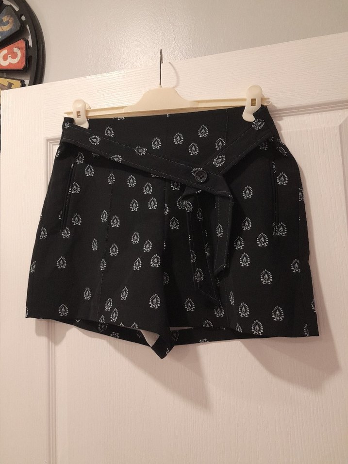 Kemerli Siyah Batik Desenli Mini Şort - Görsel 2