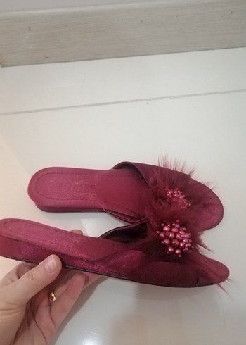 Bordo Tüylü Nakışlı Kadın Terlik - Görsel 3