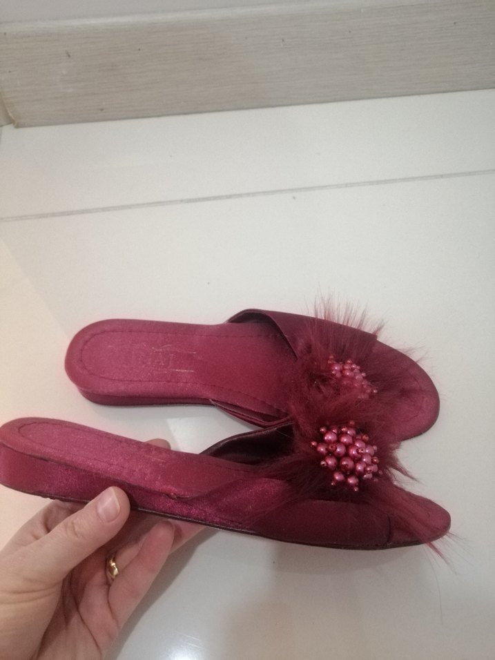 Bordo Tüylü Nakışlı Kadın Terlik - Görsel 3