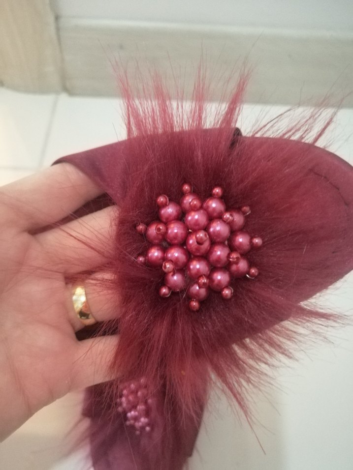 Bordo Tüylü Nakışlı Kadın Terlik - Görsel 2