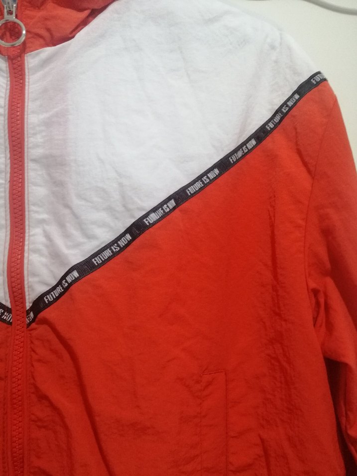 Kırmızı Beyaz Kapüşonlu Kadın Yağmurluk - Görsel 2