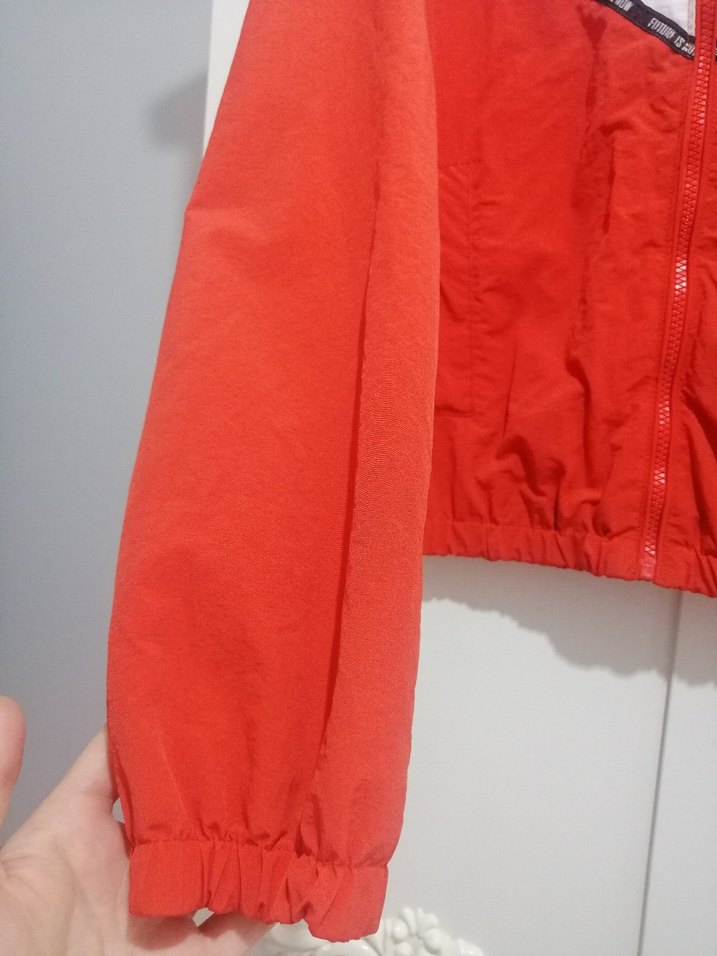 Kırmızı Beyaz Kapüşonlu Kadın Yağmurluk - Görsel 3