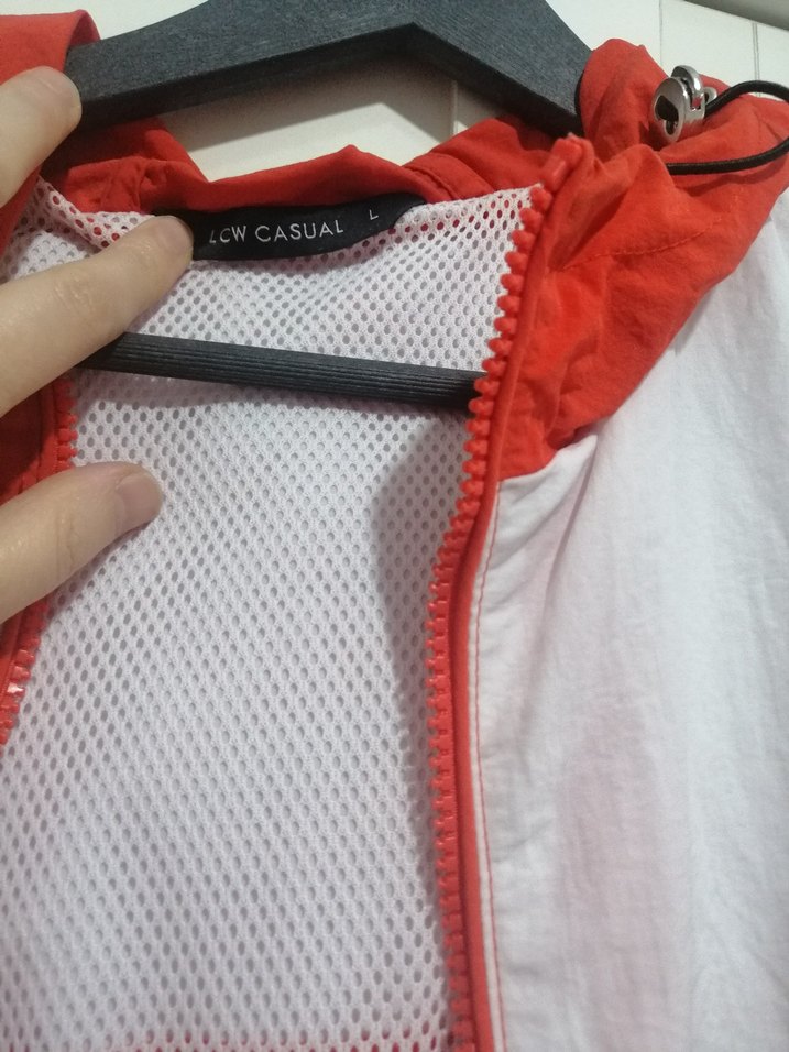 Kırmızı Beyaz Kapüşonlu Kadın Yağmurluk - Görsel 4