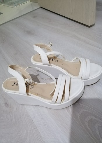 Beyaz Kadın Dolgu Topuklu Sandalet - Görsel 5