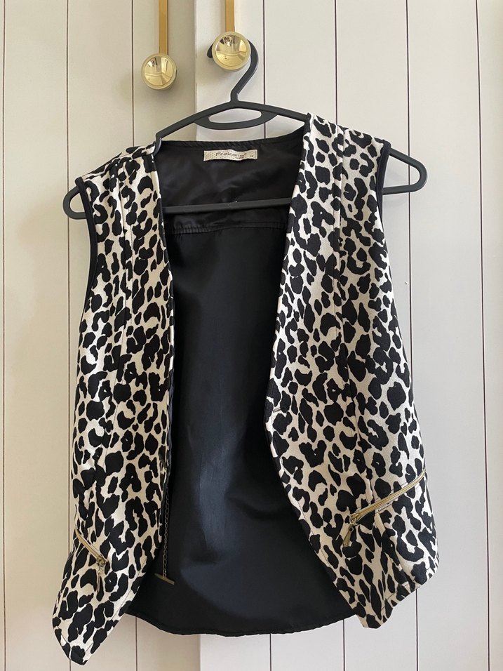 Kemer Detaylı Siyah Beyaz Yılan Desenli Kadın Yelek - Görsel 2