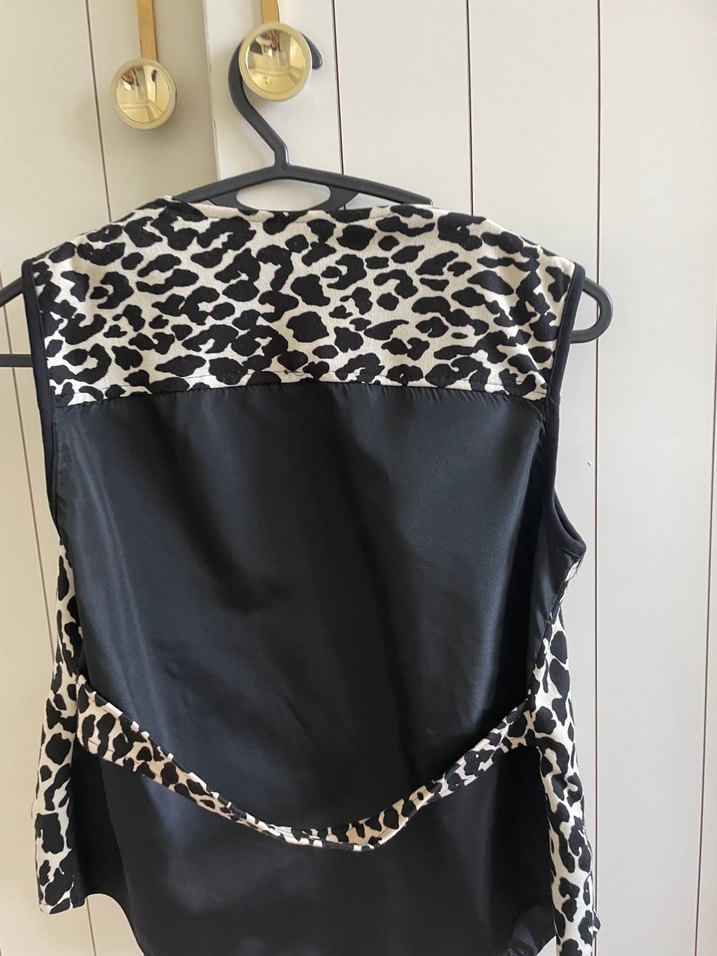 Kemer Detaylı Siyah Beyaz Yılan Desenli Kadın Yelek - Görsel 3