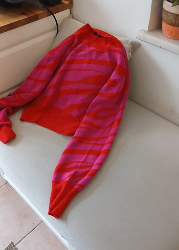 Pembe kırmızı batik desenli uzun kollu kadın kazak - Görsel 2