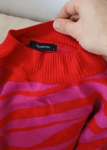 Pembe kırmızı batik desenli uzun kollu kadın kazak - Görsel 3