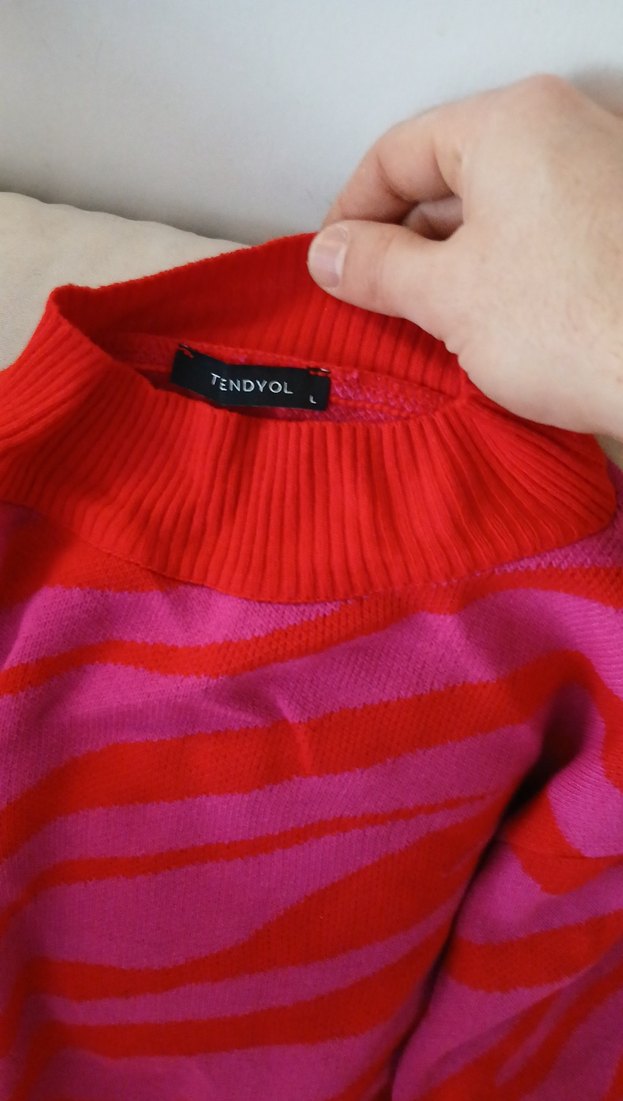 Pembe kırmızı batik desenli uzun kollu kadın kazak - Görsel 3