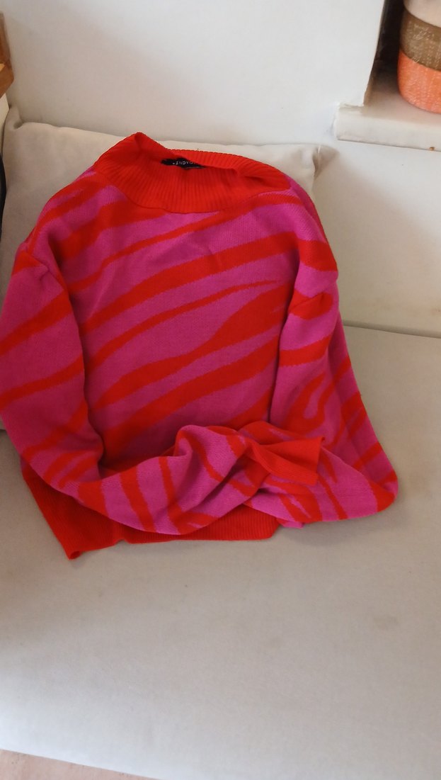 Pembe kırmızı batik desenli uzun kollu kadın kazak - Görsel 4