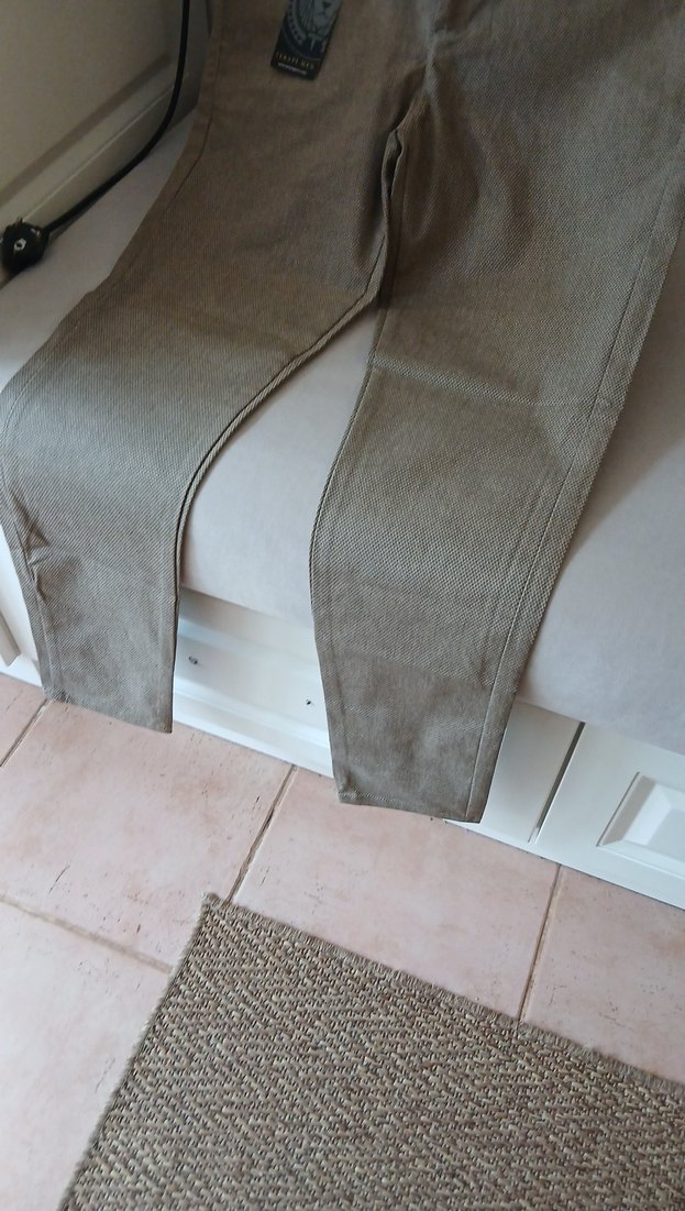 Bej Kemerli Erkek Keten Pantolon etiketli ,yüzde 98 pamuklu . - Görsel 2