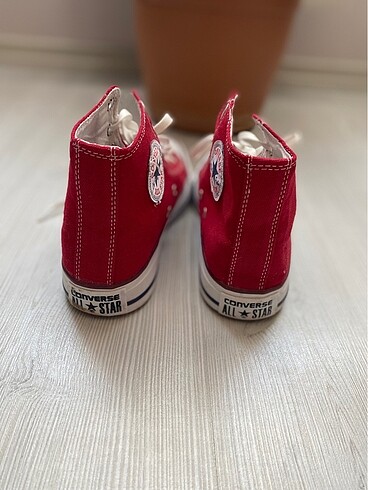 Kırmızı converse