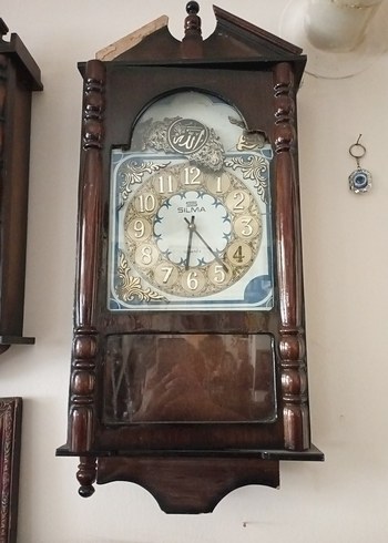 Kahverengi Ahşap Duvar Saati