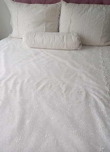 Kırık beyaz gupurlu yatak örtüsü 