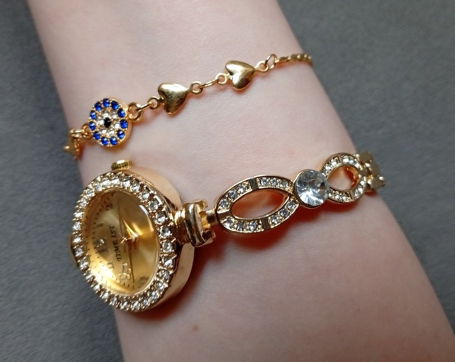 Zincir Detaylı Altın Renk Kadın Saat - Görsel 2