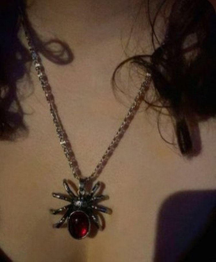 Kırmızı Taşlı Gotik Örümcek Kolye - Görsel 2