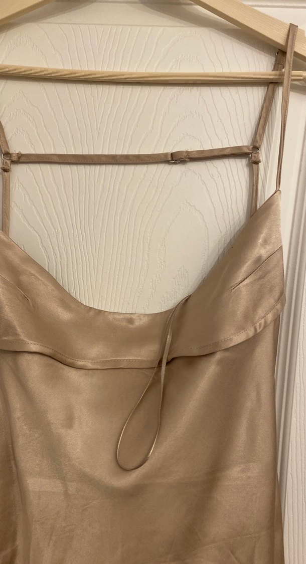 Bej askılı elbise - Görsel 3