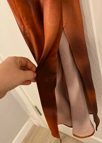 Saten askılı elbise - Görsel 3