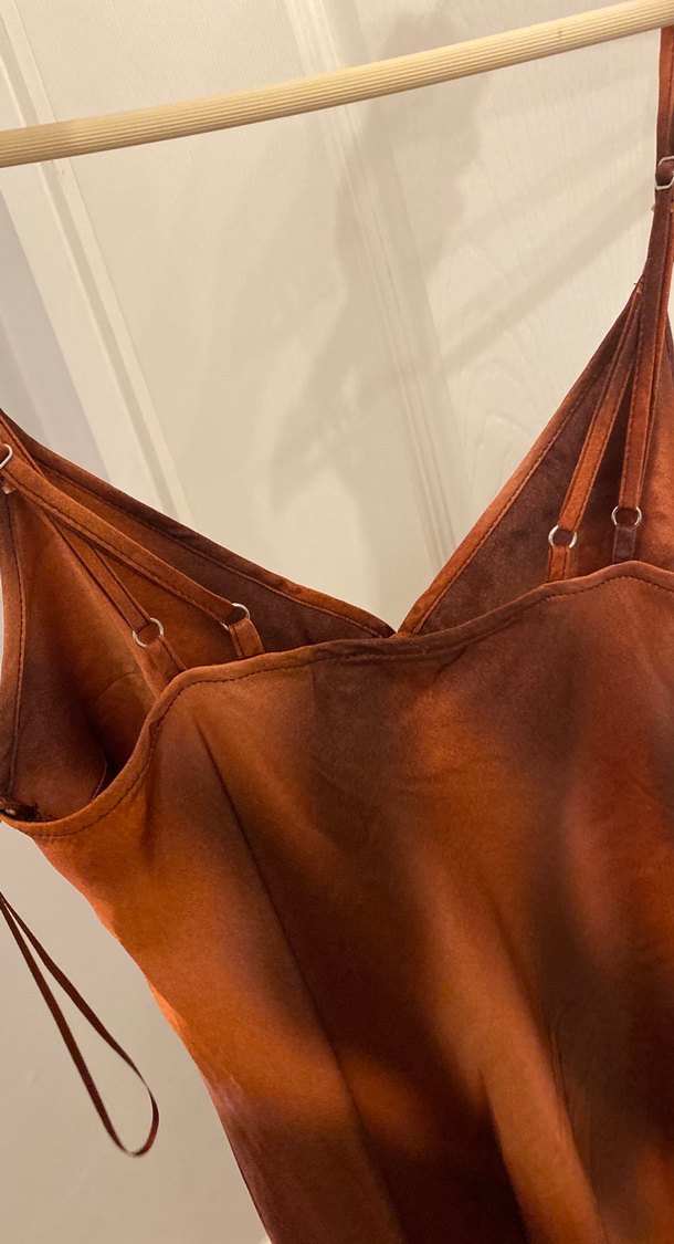 Saten askılı elbise - Görsel 4