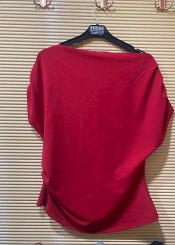 Kırmızı Dökümlü Kadın Bluz - Görsel 2