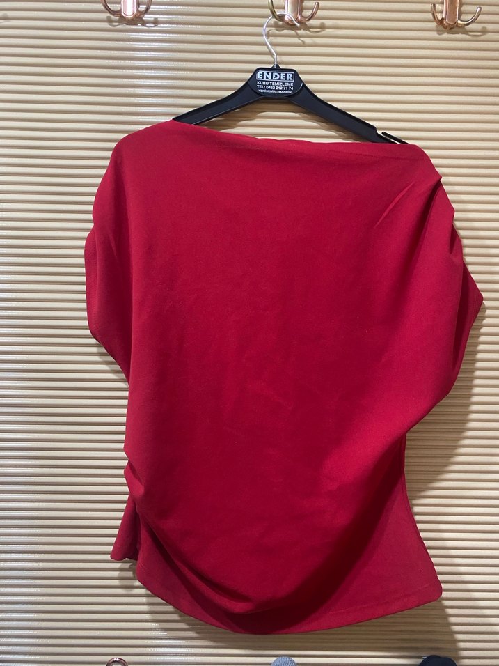 Kırmızı Dökümlü Kadın Bluz - Görsel 2