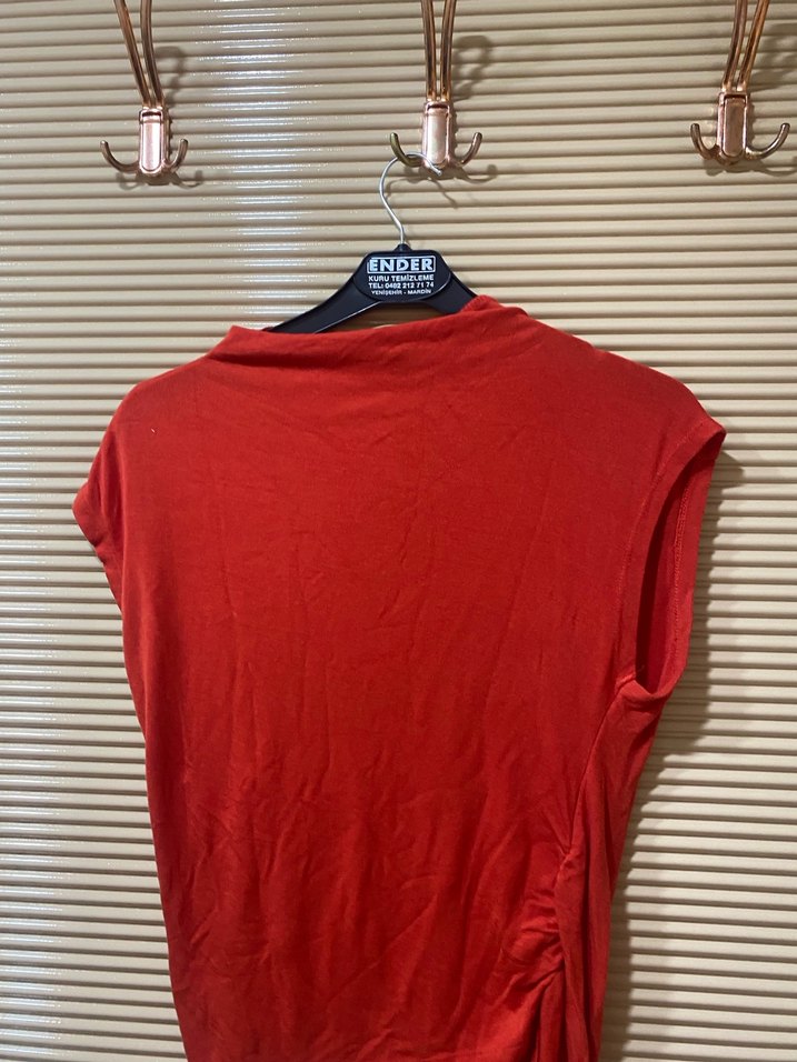 Kırmızı Yüksek Yakalı Kolsuz Kadın Gömlek - Görsel 3